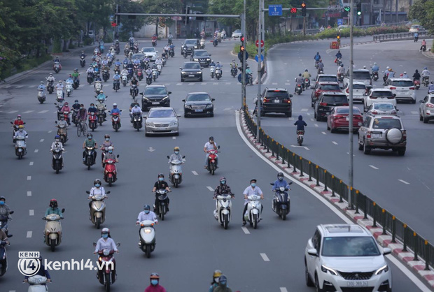 Đường phố Hà Nội đông đúc trong buổi sáng đầu tuần (Ảnh: Đinh Huy)