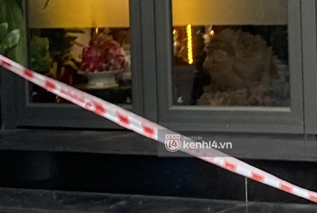 Dây kiểm dịch được giăng trước nhà của nữ ca sĩ A nghi có người là F0. Gia đình nữ ca sĩ này sẽ phải thực hiện cách ly từ ngày 10/8 đến ngày 24/8 và không được tự ý tháo gỡ dây giăng để đảm bảo an toàn