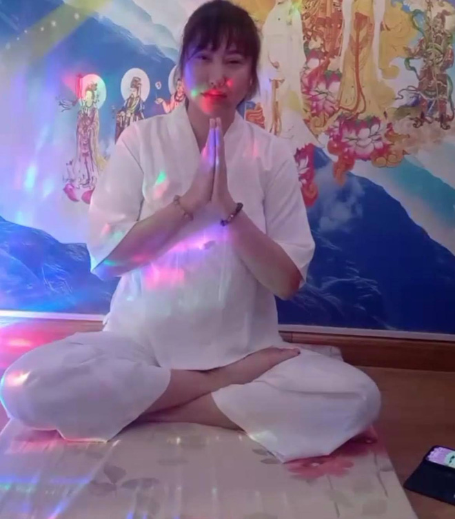 Phi Thanh Vân cầu nguyện cho vong linh bố mẹ quá cố, cô cúi đầu nhận lỗi vì chưa báo hiếu được nhiều cho đấng sinh thành