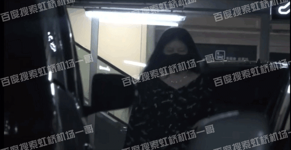 Paparazzi ghi lại được hình ảnh mẹ của Ngô Diệc Phàm xuất hiện tại bãi đỗ xe khu nhà nơi bà đang ở