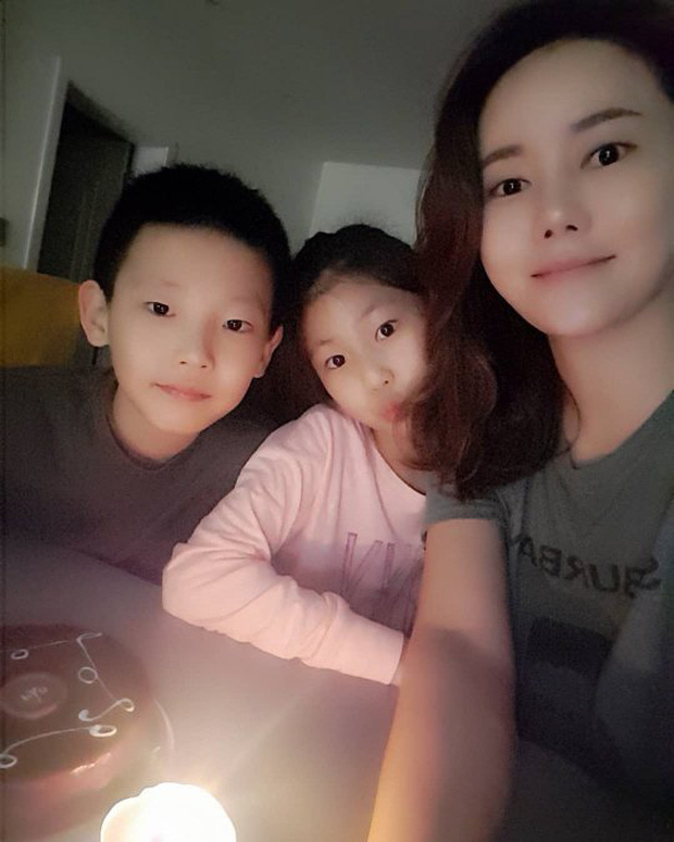 Sau khi bố mẹ ly hôn, 2 chị em Ji Ah - Ji Wook về ở với mẹ