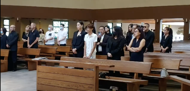 Hoa hậu Hà Kiều Anh có mặt tại thánh đường Holy Spirit ở Mỹ để tiễn biệt NSƯT Quốc Trụ