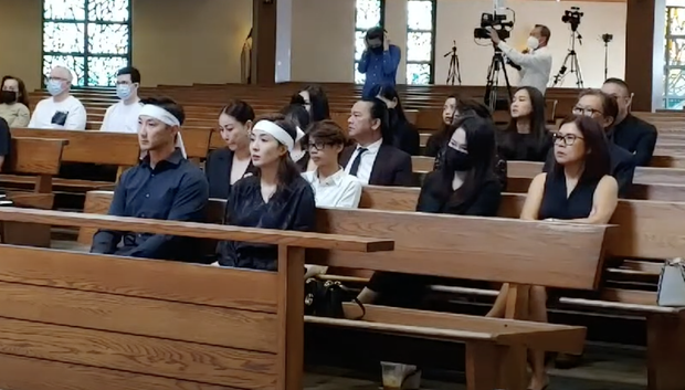 Gương mặt nàng hậu buồn rười rượi khi nghe những bản nhạc của cố nghệ sĩ