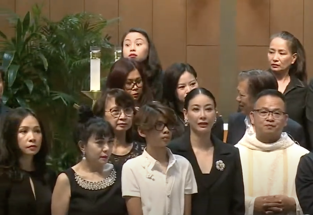 Những người thân thiết đến chia buồn cùng gia quyến