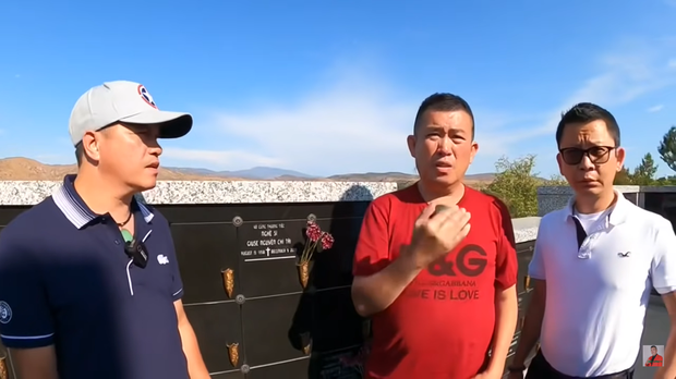 Cả hai khá khó khăn khi tìm đúng nơi an nghỉ của NS Chí Tài