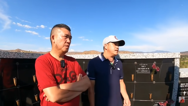 Nhật Cường cùng Văn Ruy đã đến thăm mộ của cố nghệ sĩ Chí Tài