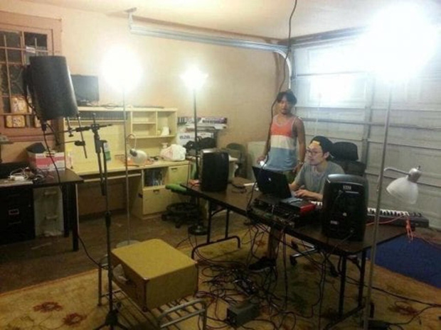 ... là 1 phòng làm việc xuống cấp, chật hẹp