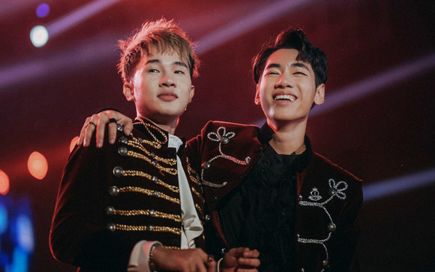 Vào cuối 2019, sau khi Jack rời công ty K-ICM vì được cho là bị bóc lột sức lao động, ăn chặn cát-xê, netizen đã lên tiếng bênh vực giọng ca Bến Tre và 