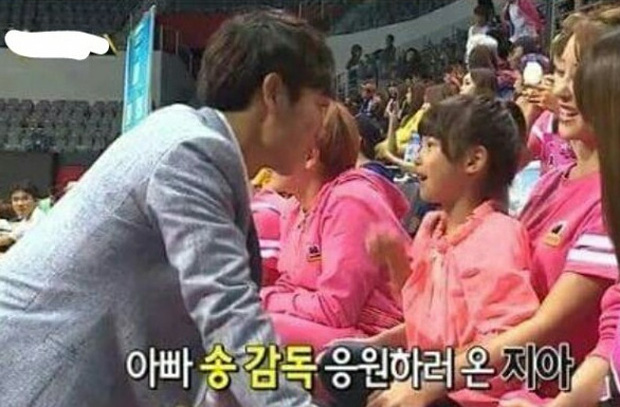 Cả vợ và con...