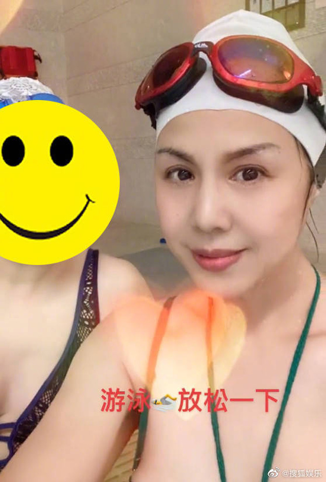 Tâm trạng của bà Lưu Diễm hoàn toàn vui vẻ, liên tục nở nụ cười