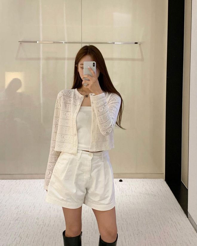 Ngoài những mẫu áo trơn đơn giản, những mẫu áo đục lỗ nhỏ, chạy sọc xuyên thấu cũng cuốn hút lắm đó, cảm giác nửa hở nửa kín mà item này mang lại chắc chắn rất phù hợp với các chị em thích style quyến rũ nhưng ngại phô phang đây