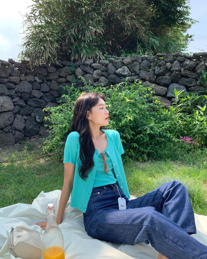 Set áo khoác ngoài + áo dây/áo ống bên trong quá quen thuộc rồi đúng không? Vậy thì bạn có thể sắm set đen như bên trái, áo ngoài có thiết kế xẻ chữ V sâu tới giữa bụng, bo ở gấu và mặc cùng áo dây bên trong, kiểu này hợp với những bạn gái nữ tính, điệu đà đó