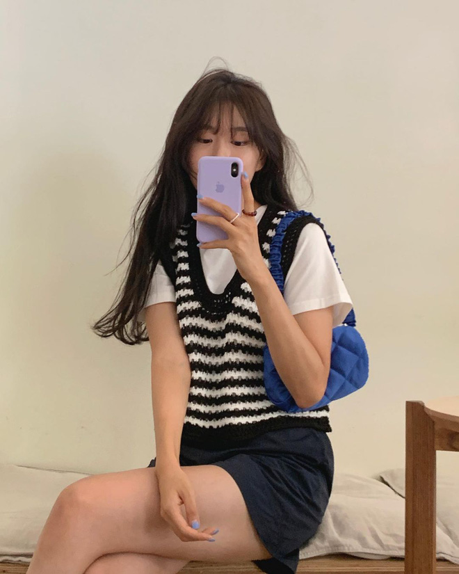Kiểu vest len hay dệt kim vẫn đang được hội idol Hàn ưu ái phối theo phong cách high teen với chân váy ngắn, thêm túi kẹp nách và boot là chuẩn bài luôn. Dù mùa tựu trường đã kề cận nhưng tình hình dịch không thể đi học được thì bạn cũng có thể mix ngay một outfit học sinh ngoan gồm áo phông trắng, vest len, jeans slim fit và giày búp bê