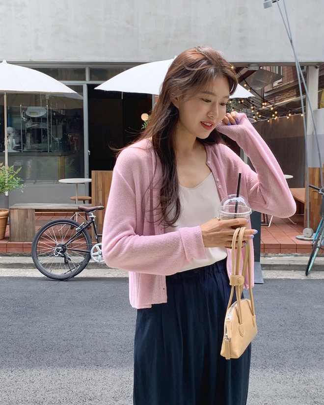 Mẫu cardigan này thì cơ bản quá rồi, hội gái Hàn đã diện lai rai áo dệt kim mỏng từ giữa hè rồi đó, mix với quần short, quần tây, quần jeans kiểu gì cũng xinh, nhìn đúng kiểu 