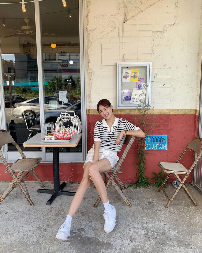 Cho dù là trang phục nào thì kiểu họa tiết này vẫn là bất hủ, nhất là nàng nào muốn đem một chút tinh thần của gái Pháp vào set đồ thì chắc chắn không thể bỏ qua áo kẻ sọc