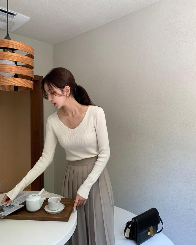 Đừng ngại những mẫu áo chui đầu nhé, nếu bạn chọn chất liệu len mỏng, dệt kim và cổ rộng rãi thì sẽ chẳng ảnh hưởng đến lớp makeup hay tóc tai đâu. Bên cạnh mix áo với chân váy hoặc quần, bạn có thể mix item này với váy hai dây chẳng hạn, một chiếc váy bạn xếp vào góc tủ từ lâu mà chẳng biết mặc thế nào cho đẹp ấy, có khi lại cho ra một outfit đẹp xuất sắc luôn