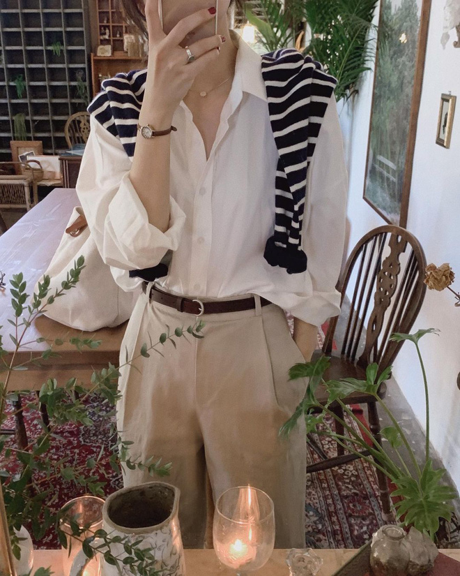 Đâu nhất thiết là áo len cứ phải mặc như bình thường, xỏ tay, cài nút đâu. Lần tới hãy choàng 