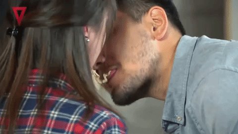 Lâm Á Hân và Nhikolai Đinh liên tục lợi dụng thử thách để hôn nhau