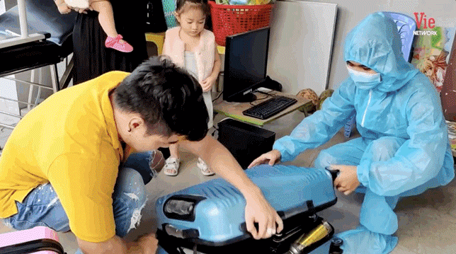 Thậm chí, cả nhà còn gặp sự cố ở sân bay vì đi du lịch nhưng Quỳnh Quỳnh không quên mang bếp gas để nấu ăn