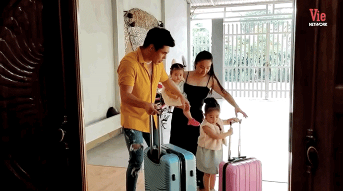 2 con gái được cho choàng cả áo lông để lên Sapa cho đỡ lạnh, cả gia đình còn chuẩn bị 1 vali đồ lớn để đi chơi giữa mùa dịch