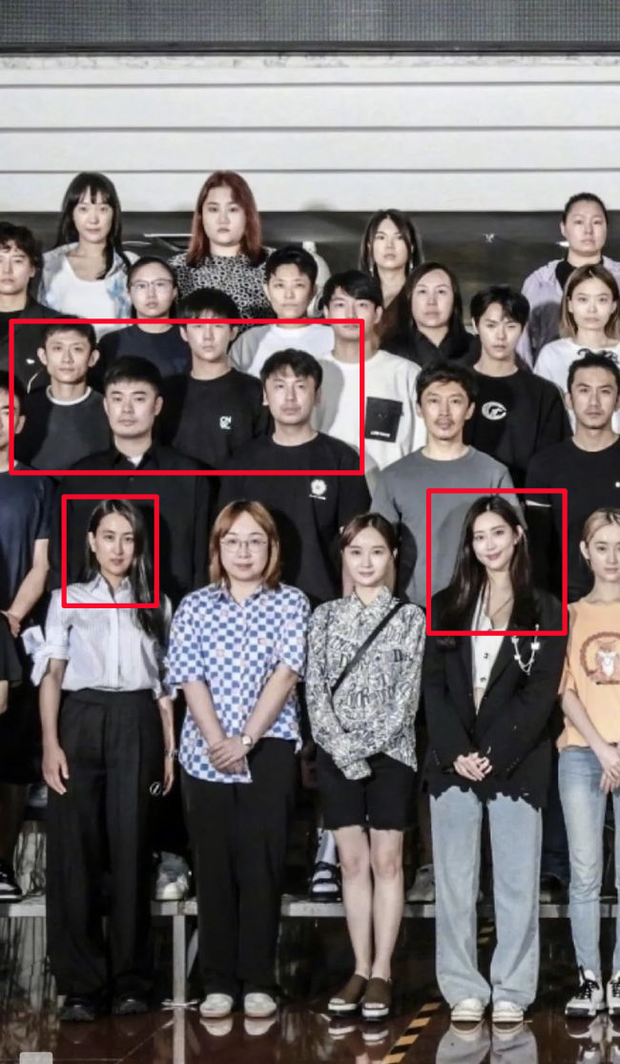 Cnet soi ra được trong bức ảnh chung có Trương Nhất Sơn, Trần Hách, Lôi Giai Âm, Mã Tô, Mạnh Tử Nghĩa