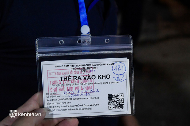 Mã QR code được phát cho tiểu thương xuất trình khi vào chợ, nhân viên tại chợ quét mã giúp rút ngắn thời gian khai báo y tế