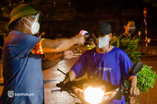 Để đảm bảo giãn cách, chợ sẽ giảm ít nhất 50% số người làm việc tại các kho có trên 10 người làm việc; giảm 50% hộ kinh doanh bán lẻ trong chợ. Tại mỗi gian hàng, điểm kinh doanh đều triển khai lắp đặt các tấm chắn giọt bắn. Tuân thủ đầy đủ khuyến cáo 5K của Bộ Y tế