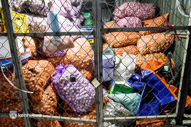 Sau 11 giờ và trong buổi chiều, chợ sẽ đóng cửa, dừng toàn bộ các hoạt động bán buôn, bán lẻ hàng hóa để vệ sinh môi trường, khử khuẩn