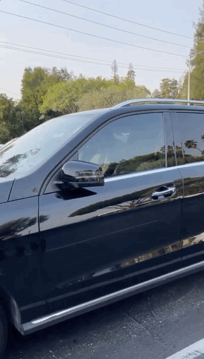 Nam ca sĩ còn gây chú ý bằng hành động kéo khẩu trang cho vợ cũ