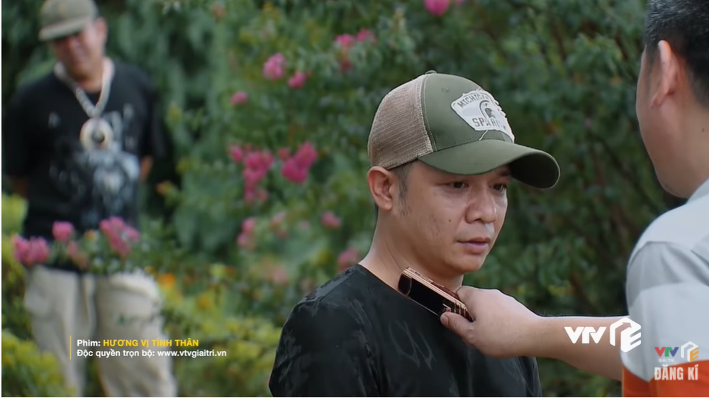 ... chiếc Vertu cáu cạnh này cũng được nghệ sĩ Hồ Phong mua để hoàn thiện hình ảnh vai ông trùm nghìn tỷ.