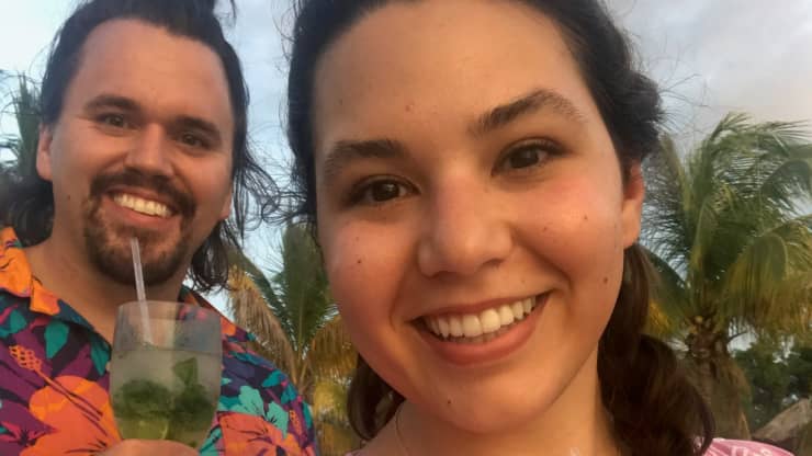 DeSantis thường xuyên cùng bạn trai đi chơi ở những điểm công cộng để được miễn phí.