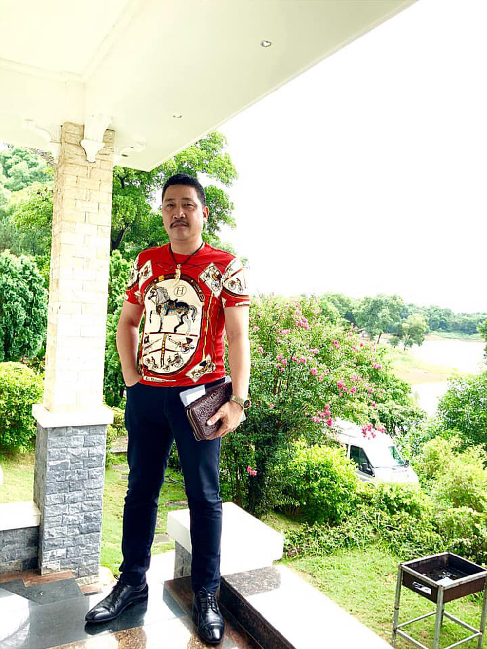 Phục trang, phụ kiện của nhân vật ông Tấn đều được nghệ sĩ Hồ Phong đầu tư kỹ lưỡng.