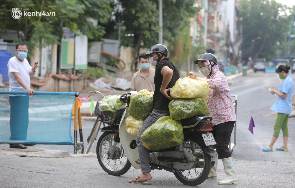Trước đó, UBND quận Đống Đa đã ban hành Quyết định hỗ trợ đối với 259 hộ nghèo trên địa bàn quận với số tiền hỗ trợ 259.000.000 đồng.