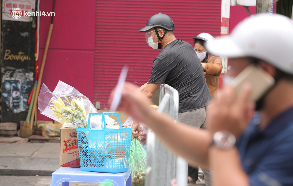 Người dân sẽ đặt đồ trên bàn phía trong chốt và ghi địa chỉ, thông tin người nhận đồ