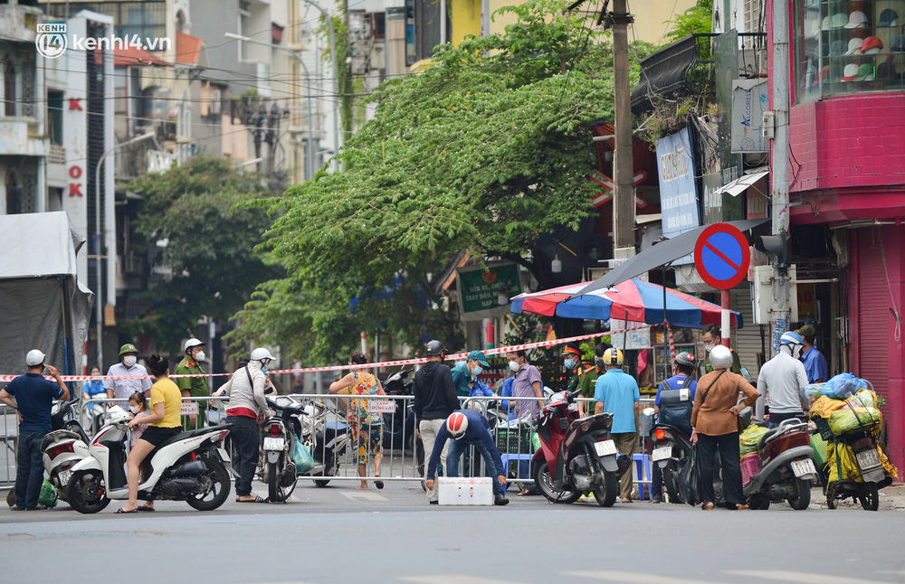 Theo ghi nhận của chúng tôi trưa 22/8, tại các chốt trực trên địa bàn hai phường Văn Chương, Văn Miếu (quận Đống Đa, Hà Nội) lực lượng an ninh chốt trực nghiêm ngặt. Tất cả người dân trong địa bàn phường thực hiện nghiêm trong thời gian 14 ngày cách ly y tế