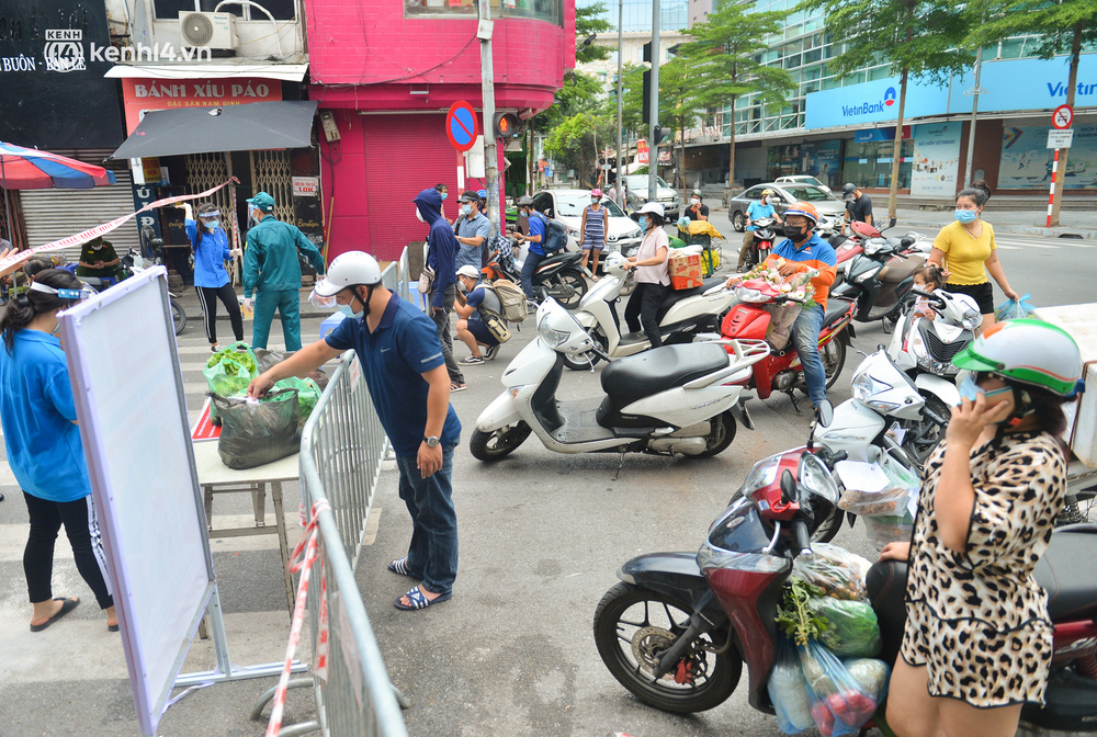 Tại chốt kiểm soát ở ngã tư Nguyễn Khuyến - Lê Duẩn, rất đông người dân đến tiếp tế nhu yếu phẩm vào bên trong