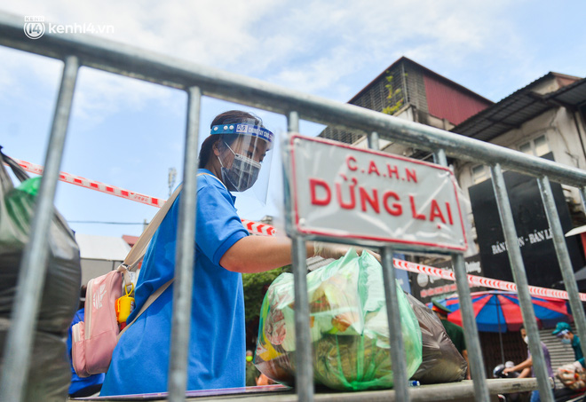 Các tình nguyện viên tại các điểm chốt sẽ có nhiệm vụ mang đồ tiếp tế đến tận nhà người dân được nhận