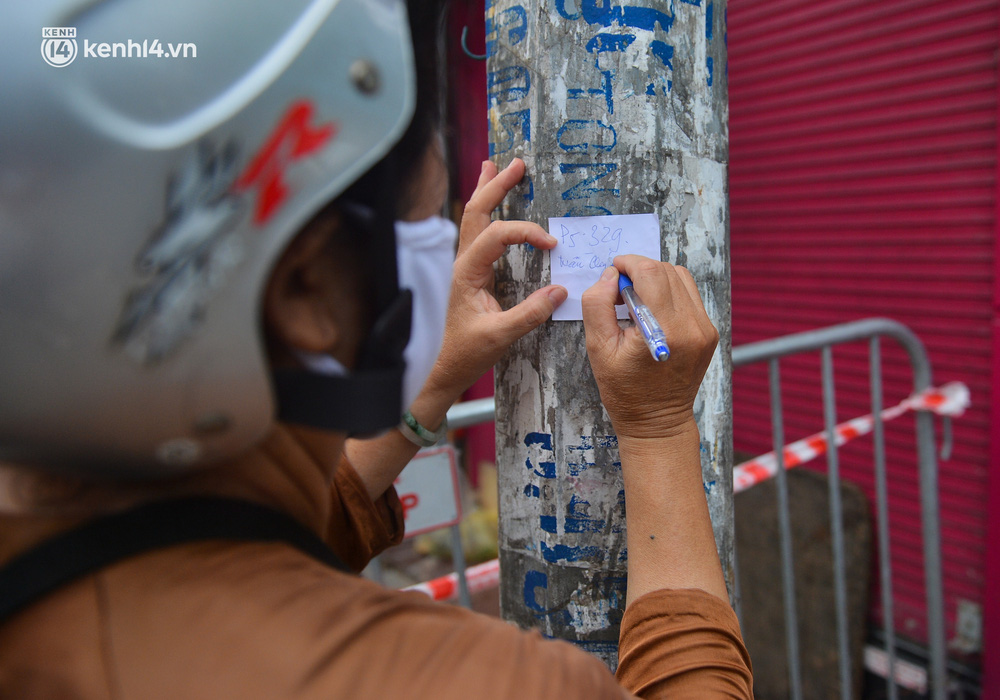 Được biết, quận Đống Đa đã thành lập Sở chỉ huy tại địa bàn phường Văn chương, (Trường Tiểu học Văn Chương) do ông Trịnh Hữu Tuấn - Phó Chủ tịch UBND quận Đống Đa làm chỉ huy trưởng Sở chỉ huy công tác phòng, chống dịch Covid-19 tại vùng cách ly y tế trên địa bàn các phường: Hàng Bột, Thổ Quan, Văn Chương, Văn Miếu và các đơn vị tham gia tổ chức thực hiện các nhiệm vụ về việc Tổ chức thực hiện cách ly y tế vùng có dịch Covid-19, chịu trách nhiệm thực hiện công tác phòng chống dịch tại vùng cách ly