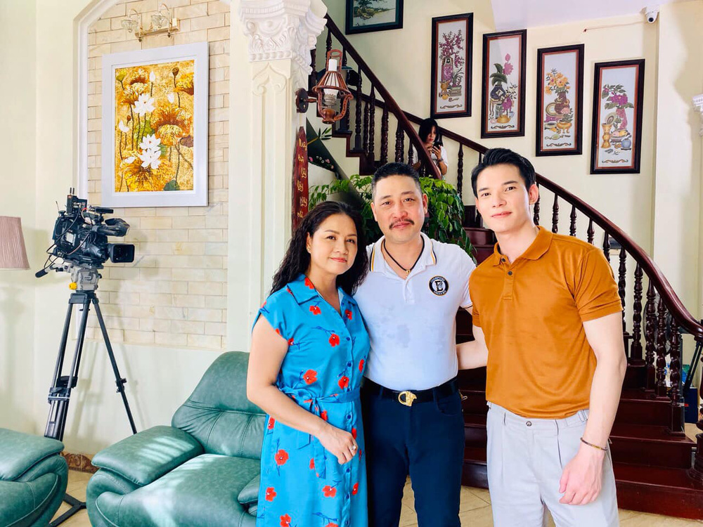 Nghệ sĩ Hồ Phong (áo trắng) trong tạo hình ông Tấn.