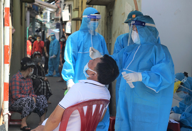 Nhân viên y tế ở Đà Nẵng lấy mẫu xét nghiệm đại diện hộ gia đình trong 7 ngày phong tỏa cứng thành phố