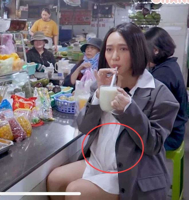 Những hình ảnh nữ diễn viên hài lộ bụng nhô lên thấy rõ đều được chia sẻ trong vài tháng gần đây, nên chuyện cô đến bệnh viện sinh con vào 1 năm trước là không hợp lý