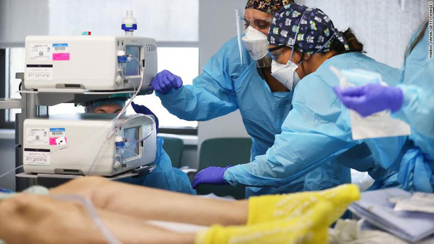 Nhân viên y tế chăm sóc một bệnh nhân COVID-19 trong Đơn vị Chăm sóc Đặc biệt (ICU) tại Bệnh viện Lake Charles Memorial vào ngày 10 tháng 8 năm 2021 ở Lake Charles, Louisiana, Mỹ.