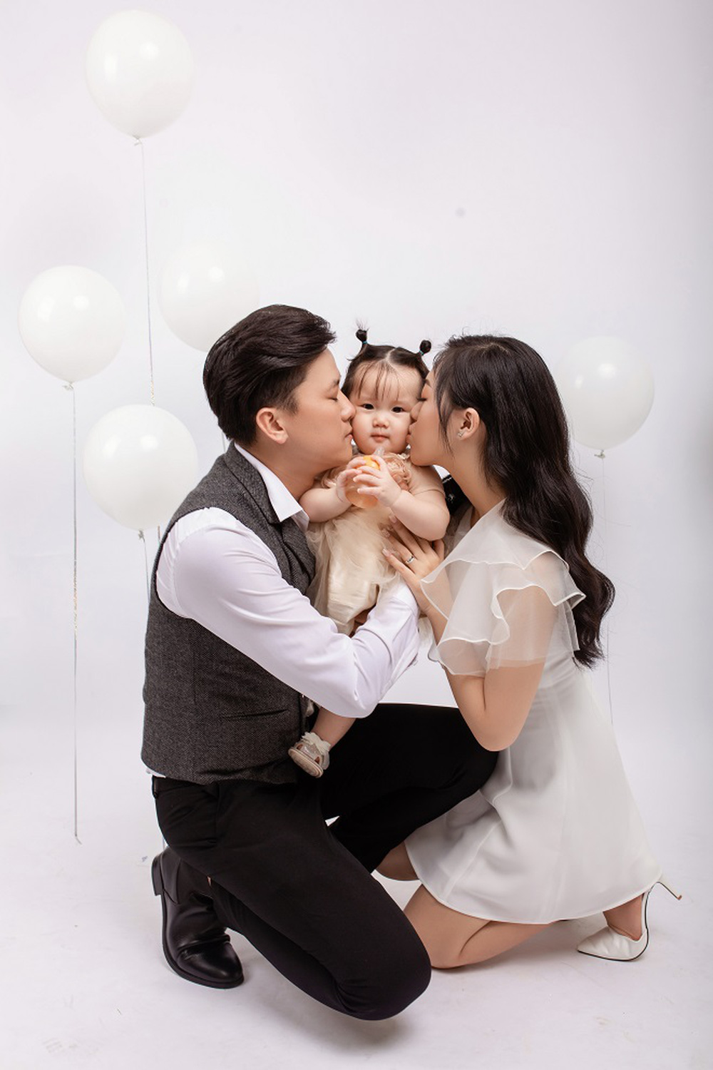 Cặp đôi hạnh phúc bên nhau dù chưa làm đám cưới và còn nợ một lời cầu hôn chính thức.