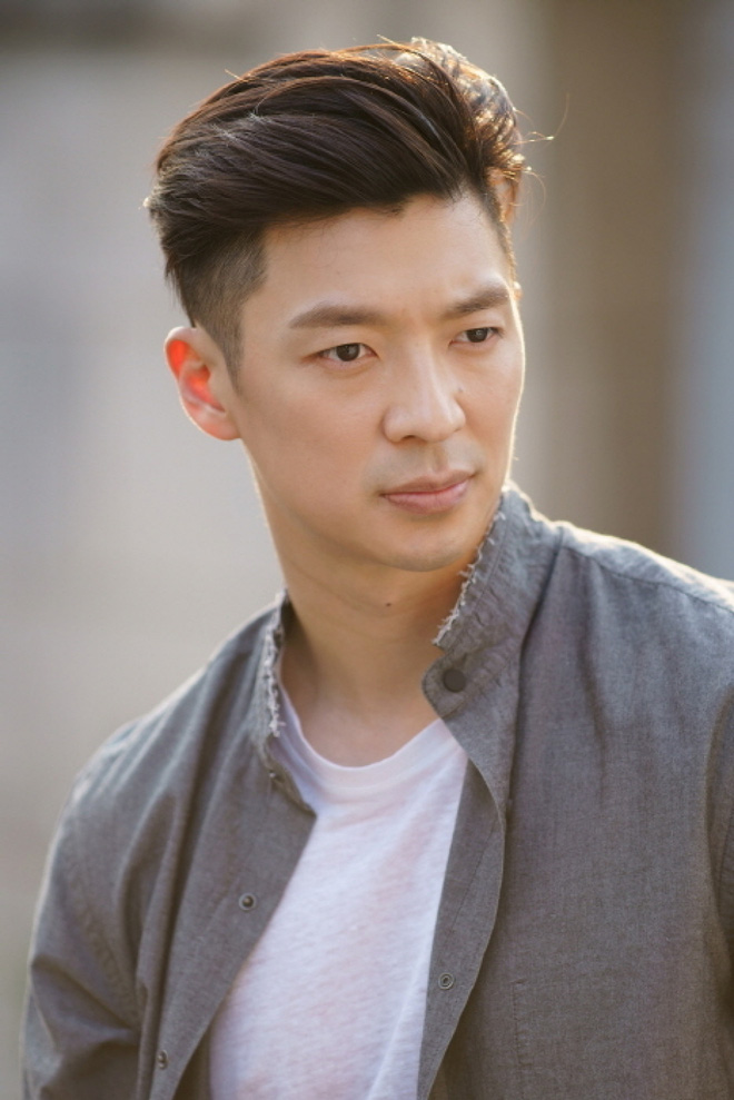 Son Tae Young nổi tiếng với hồ sơ tình ái nhiễu loạn, hẹn hò với nhiều người đàn ông, trong đó có Yoon Tae Young - con trai duy nhất của Phó Chủ tịch tập đoàn Samsung, nhạc sĩ Cool K, tài tử Nấc Thang Lên Thiên Đường Shin Hyun Joon, ca sĩ Kpop Tim,…