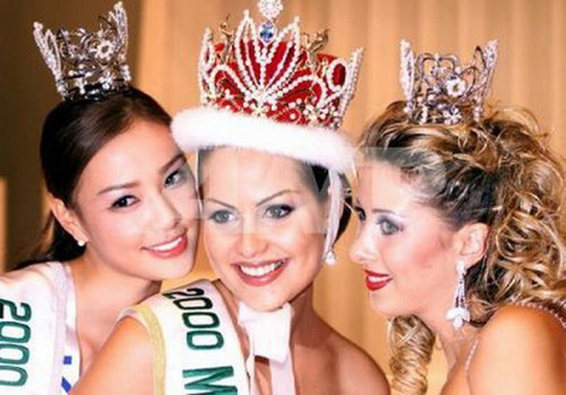 Son Tae Young (ngoài cùng bên trái) giành danh hiệu Á hậu tại cuộc thi Hoa hậu Quốc tế 2000