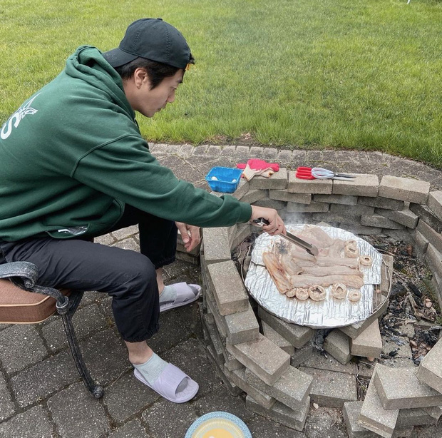 Sau khi hoàn tất việc ghi hình cho phim Christmas Present (2021), nam tài tử trở về bên bà xã, tự tay làm cho cô những món ăn ngon