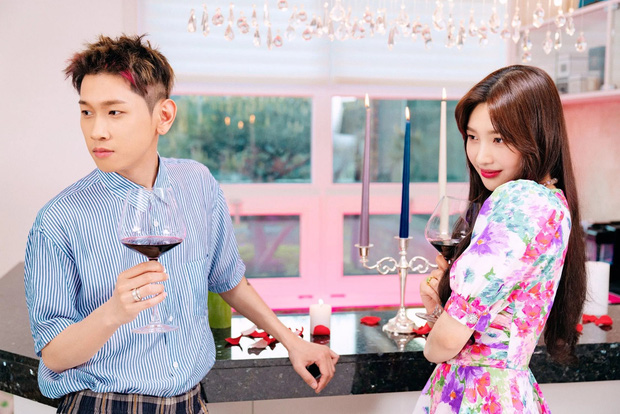 Trong MV có vô số những cảnh tình cảm và ngọt ngào