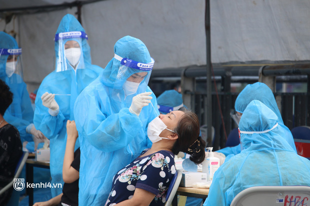 Người dân tại Khu đô thị HH Linh Đàm, phường Hoàng Liệt, quận Hoàng Mai được lấy mẫu xét nghiệm (Ảnh: Đặng Thuỷ)