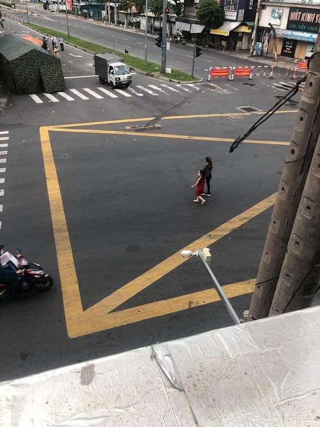 Hình ảnh được cho là chị N. không đeo khẩu trang dẫn con gái đi lang thang trên phố (Ảnh: Facebook)