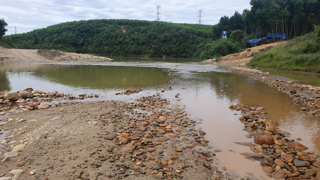 Con suối nơi phát hiện thi thể ông H.